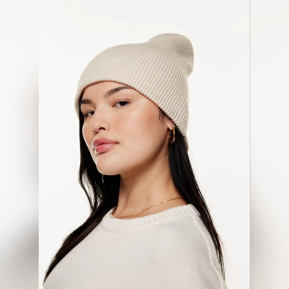aritzia x main character slopes beanie